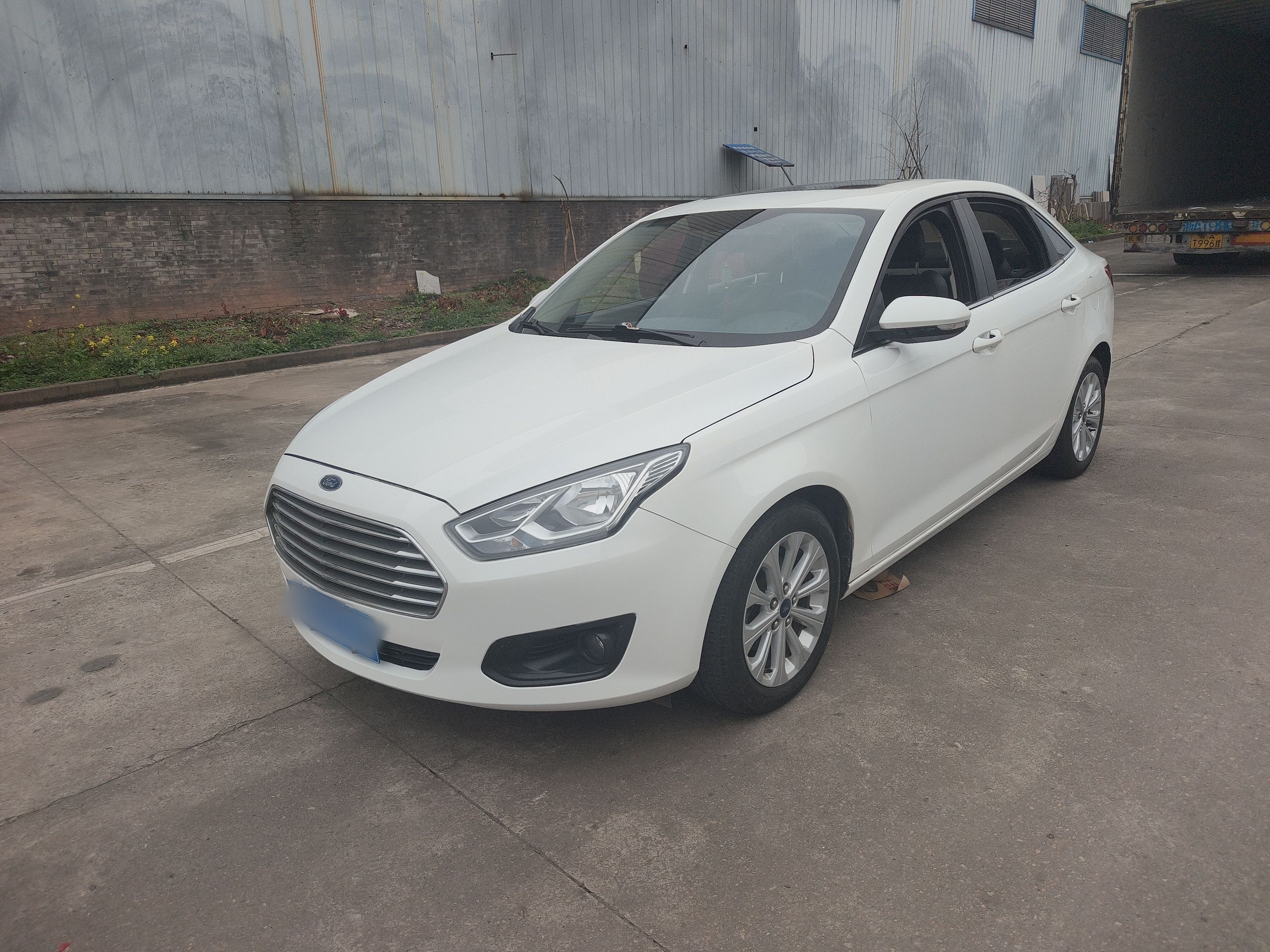 تحت مقدمة السيارة