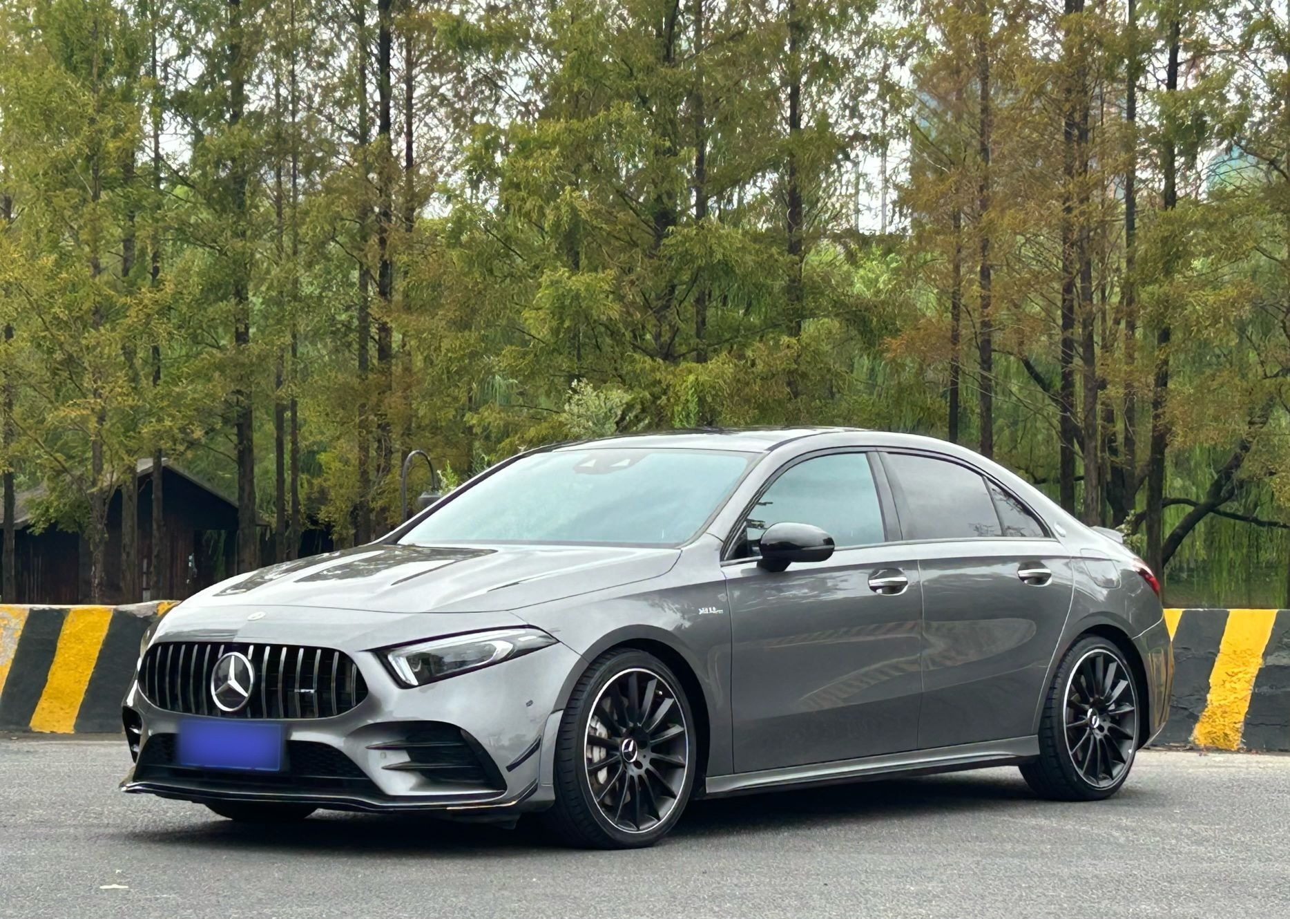 Под передней частью автомобиля