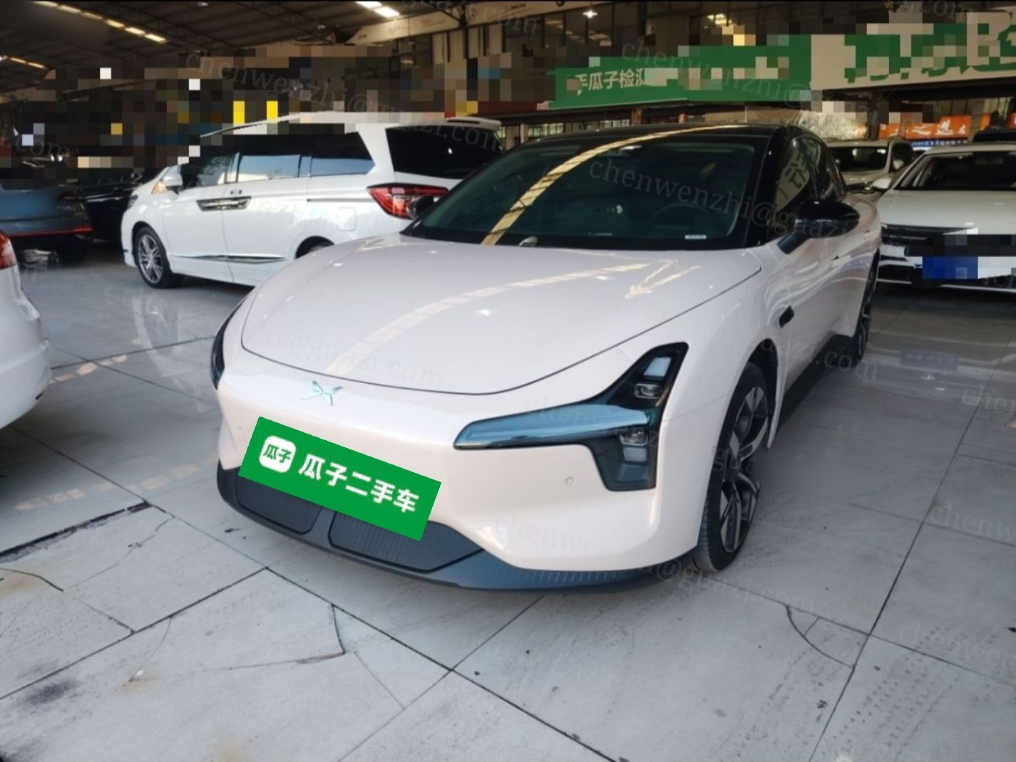 تحت مقدمة السيارة