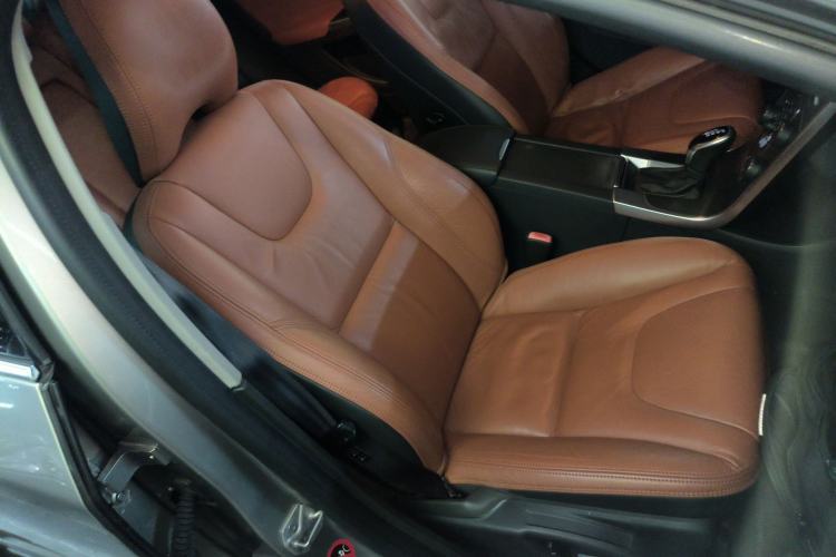 Used Volvo S60 2014 S60L 2.0T Zhiyuan Edition
