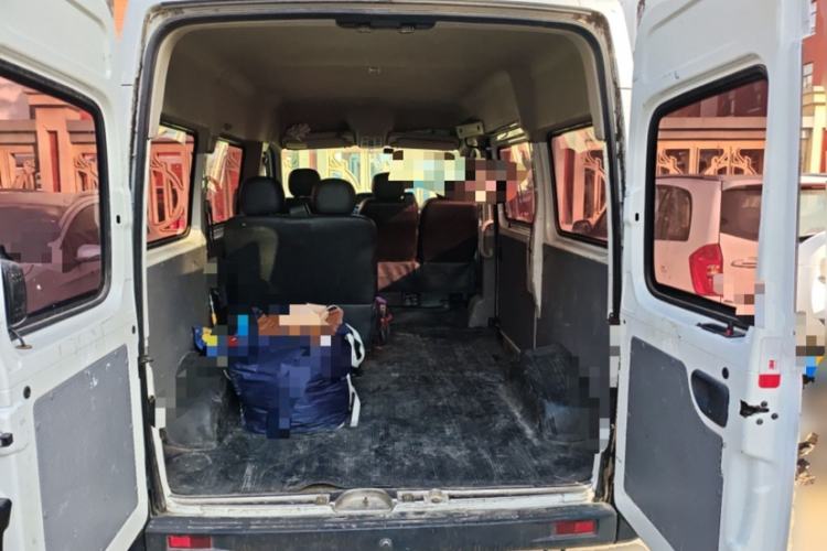 Used SAIC MAXUS Xintu V80 2019 2.5T Classic Edition 6-Speed Manual – Aoyuntong Modified Version Short Wheelbase Mid-Height Roof 5/6 Seats
