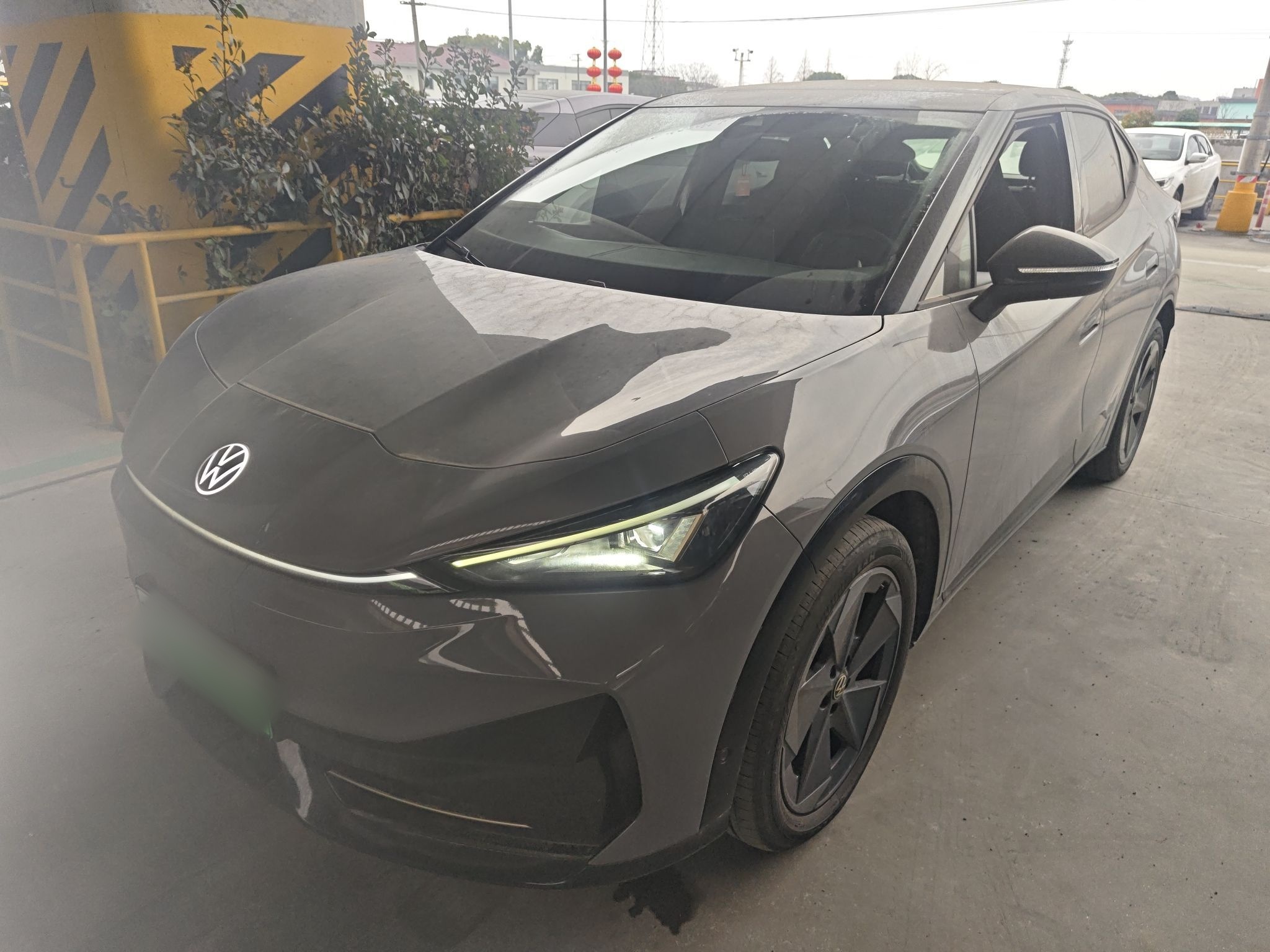 Под передней частью автомобиля