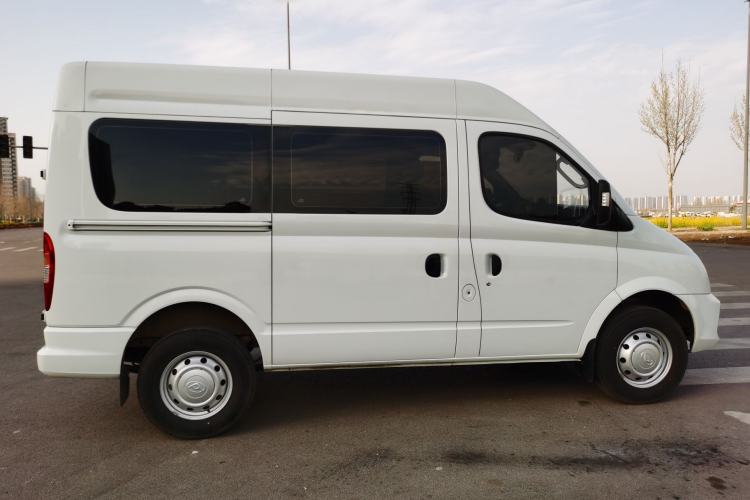 Used SAIC MAXUS Xintu V80 2023 2.0T Manual Classic Aoyuntong Short Wheelbase Mid-Roof 5/6-Seater
