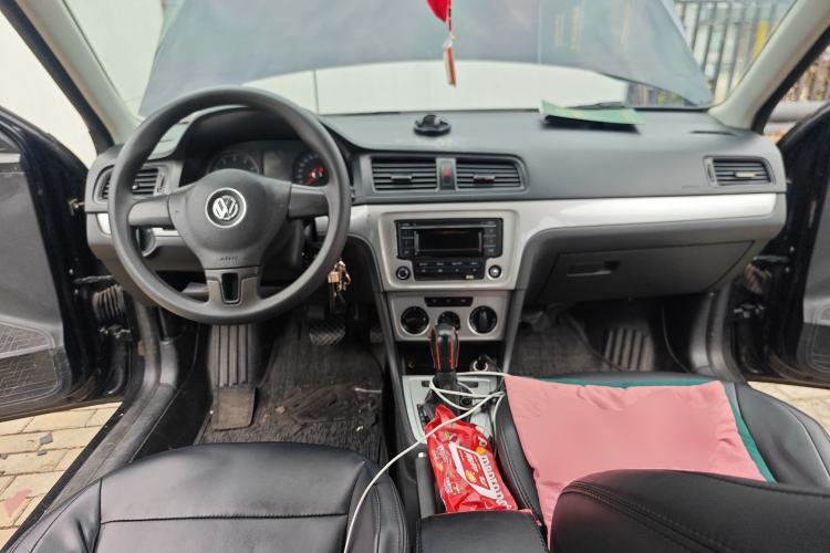 Used Volkswagen Lavida 2013 Revised Classic 1.6L Automatic Fashion Edition Center Console