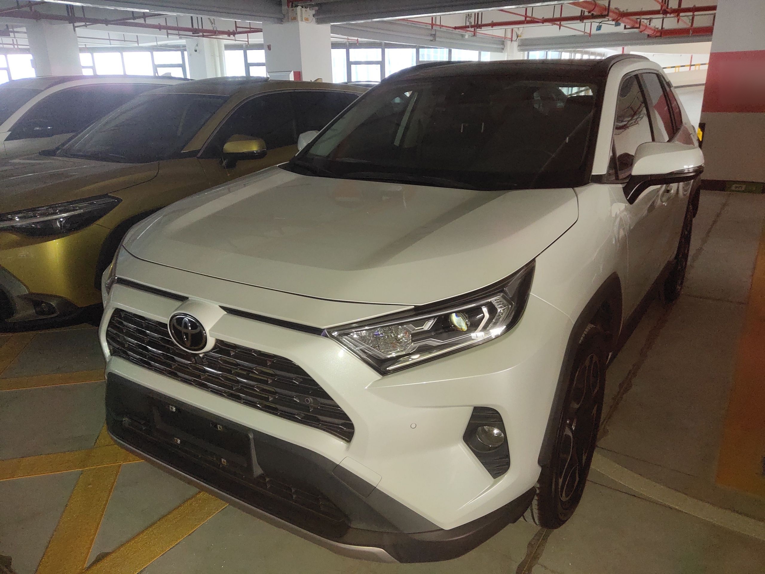 Под передней частью автомобиля