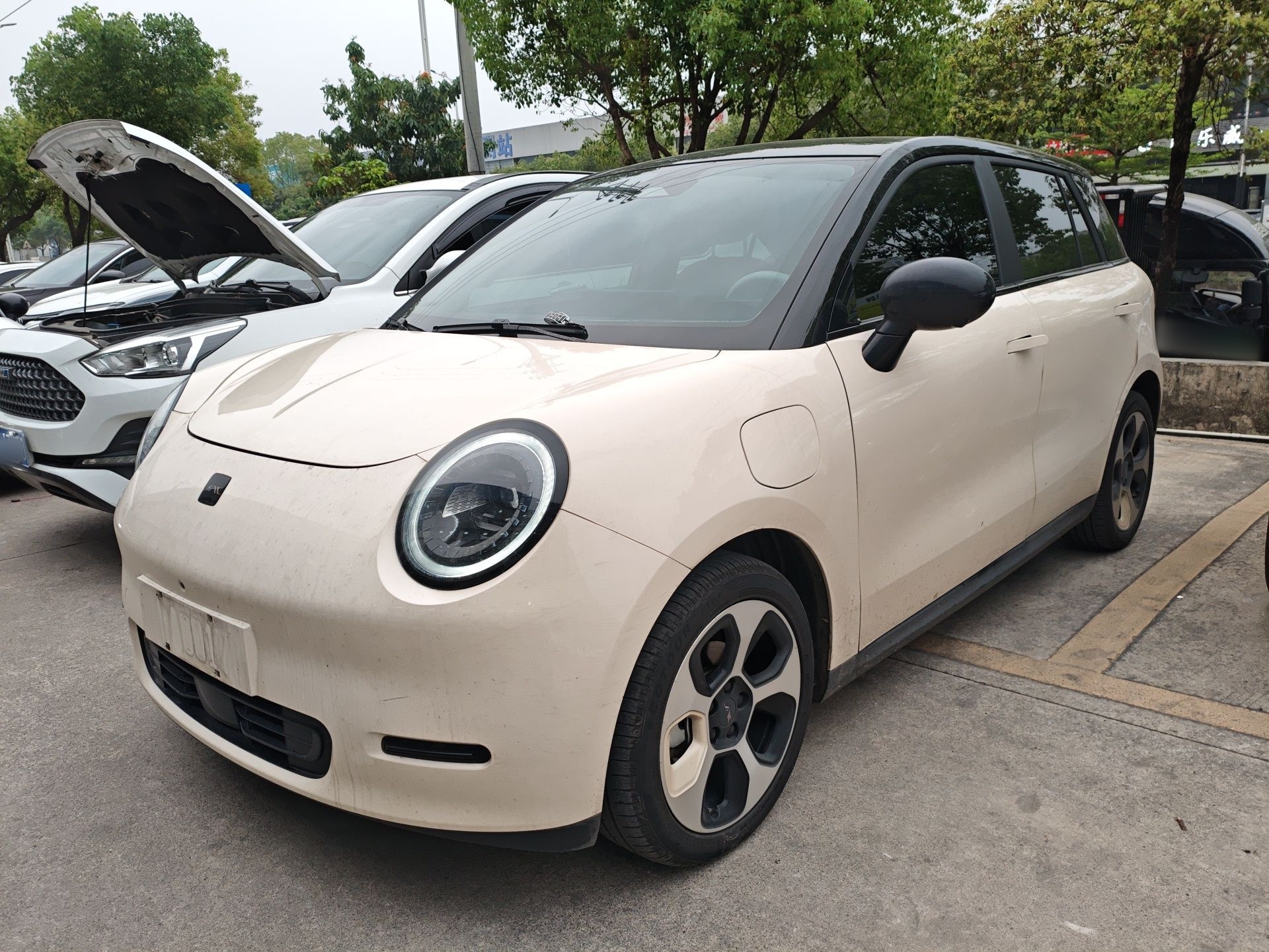 Под передней частью автомобиля