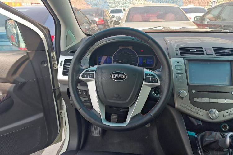 Used BYD S6 2014 2.0L Manual Luxury 5-Seater
