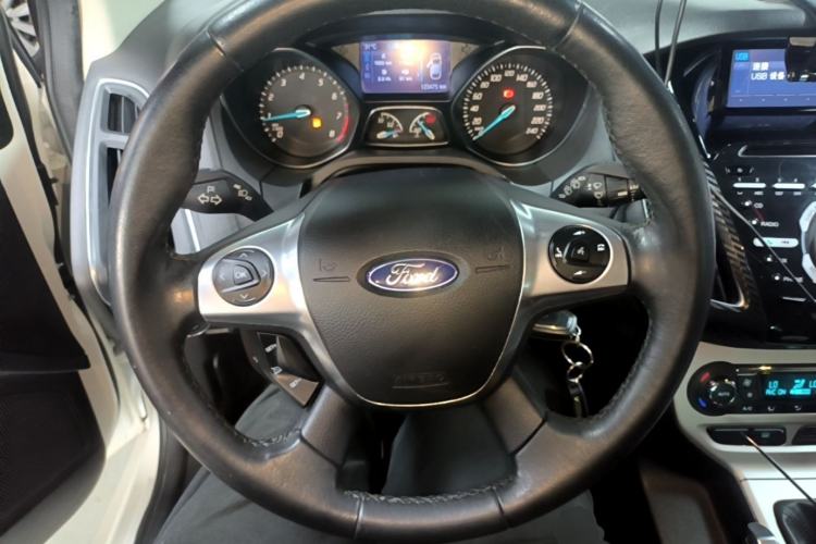 Ford Focus 2012 Hatchback 2.0L Manual Luxury Sport Model usado