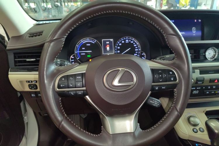 Used Lexus ES 2015 300h Comfort Edition
