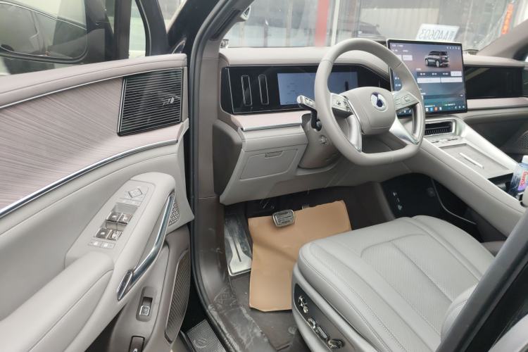 Used Denza N9 2025 Flagship Model
