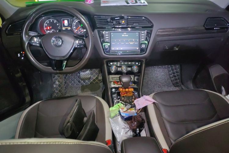 Used Volkswagen Tiguan L 2017 380TSI Automatic All-Wheel-Drive Luxury Edition Center Console