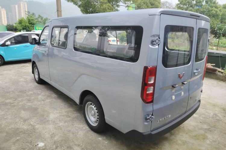 Used Wuling Yangguang 2024 300KM Comfort Version Passenger Van 75kW

