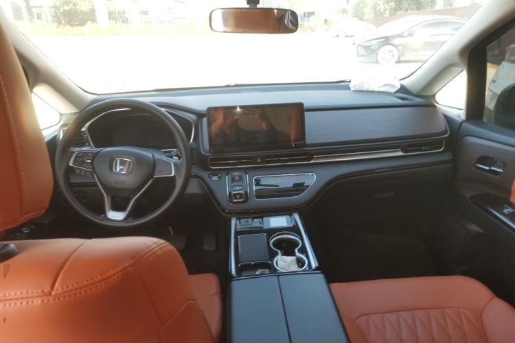 Used Honda Odyssey 2024 2.0L eHEV Sharp & Enjoy Edition Center Console