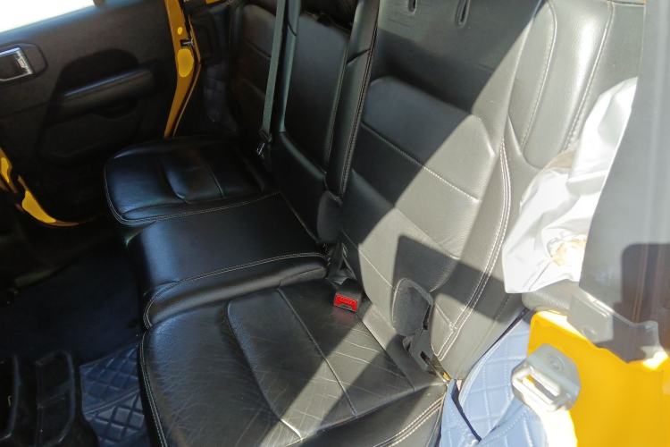 Used Jeep Wrangler 2019 2.0T Sahara Four-Door Version China VI Emission Standard Left Rear Seat