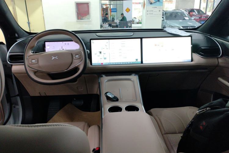 Used XPeng G9 2025 625 Long-Range Max Center Console