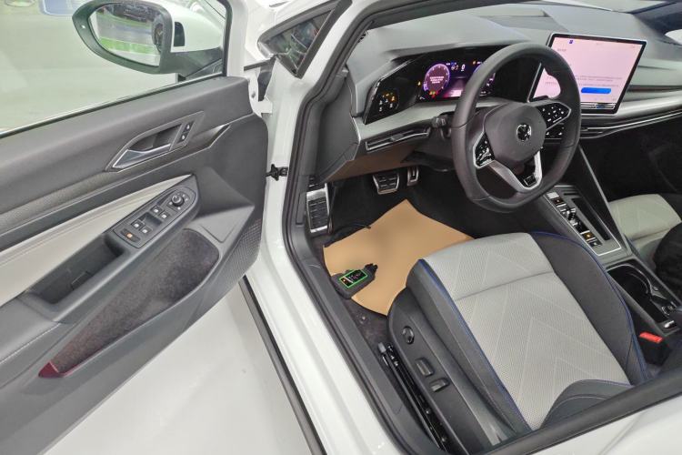 Used Volkswagen Golf 2025 300TSI R-Line
