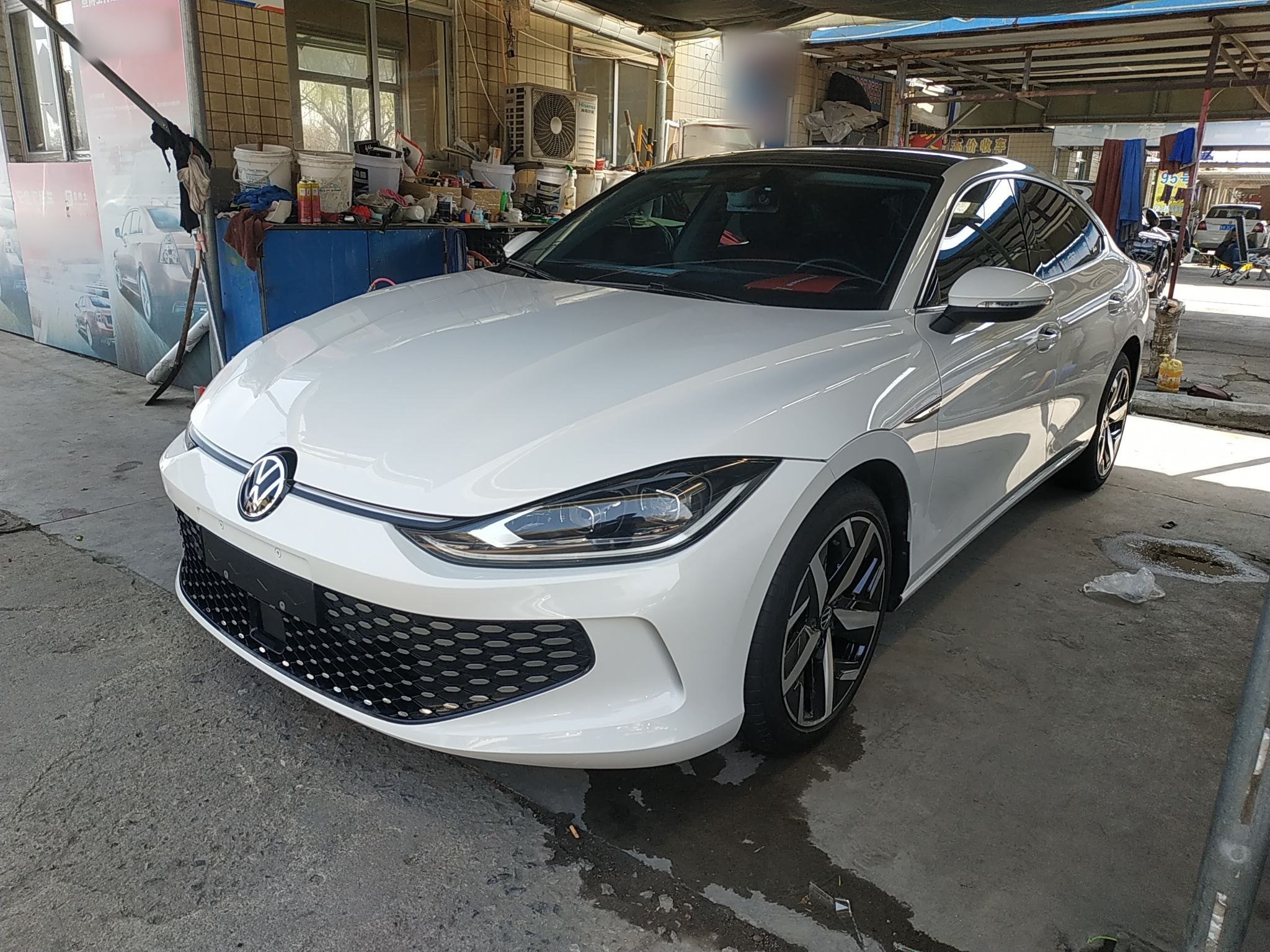 Под передней частью автомобиля