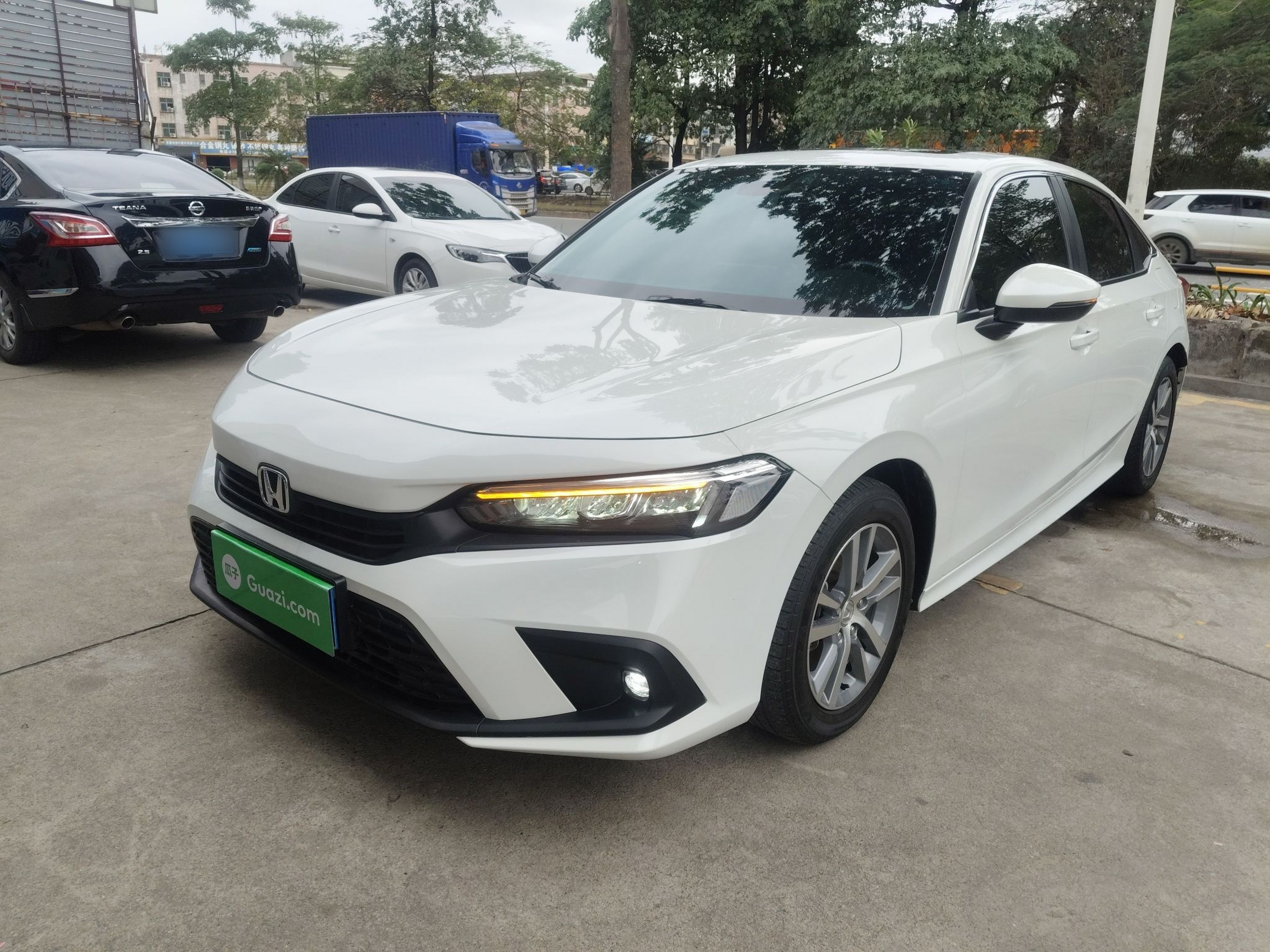 Под передней частью автомобиля