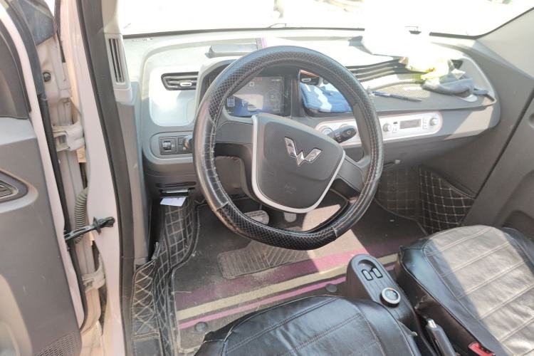 Used Wuling Hongguang MINIEV 2021 Macaron Sandwich Model 170 km Lithium Ternary Center Console