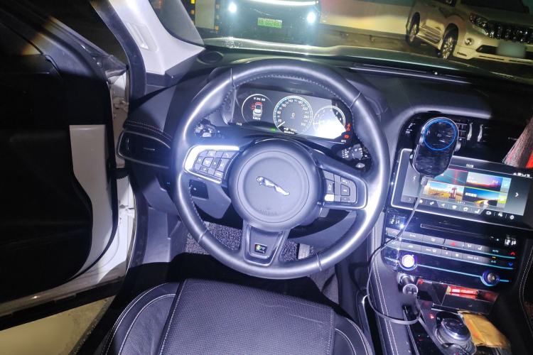 Used Jaguar F-PACE 2016 2.0T Two-Wheel-Drive R-Sport Sport Edition
