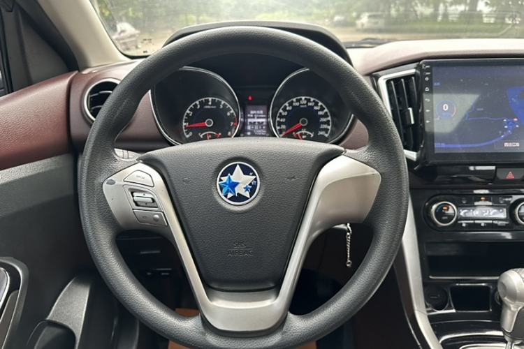 Used Venucia T70X 2016 2.0L CVT SmartFun Sport Edition
