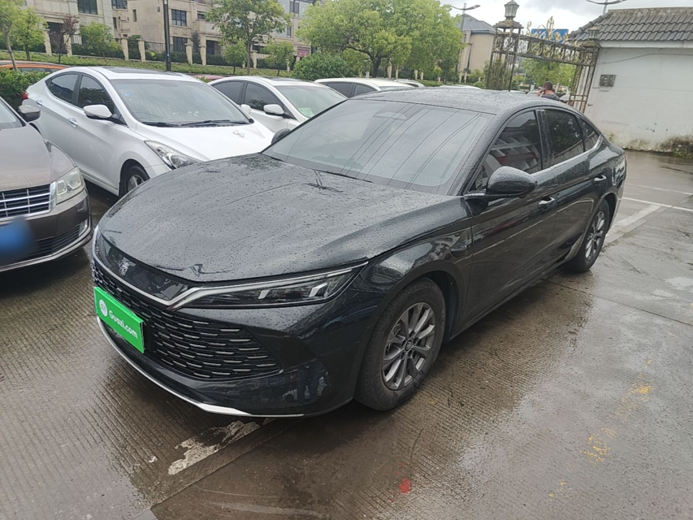 Unter der Vorderseite des Autos