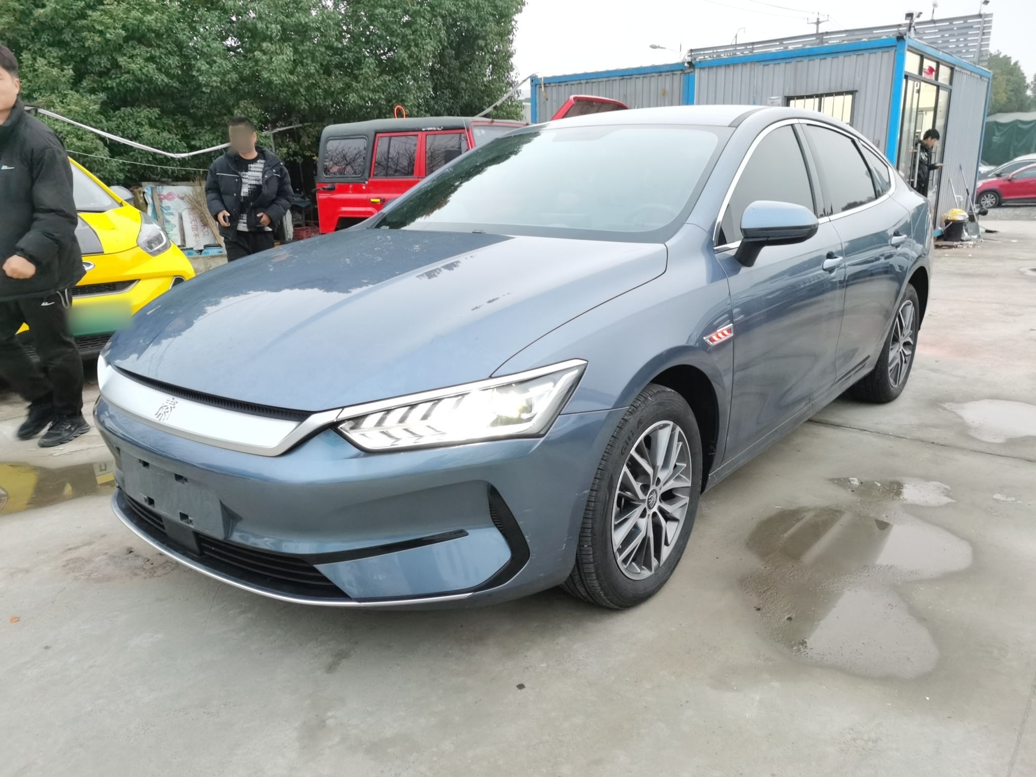 Под передней частью автомобиля