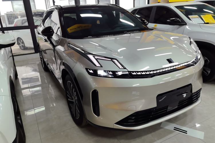 Used Lynk & Co 08 EM-P 2025 120km Long-Range Halo Front Right 45 Deg