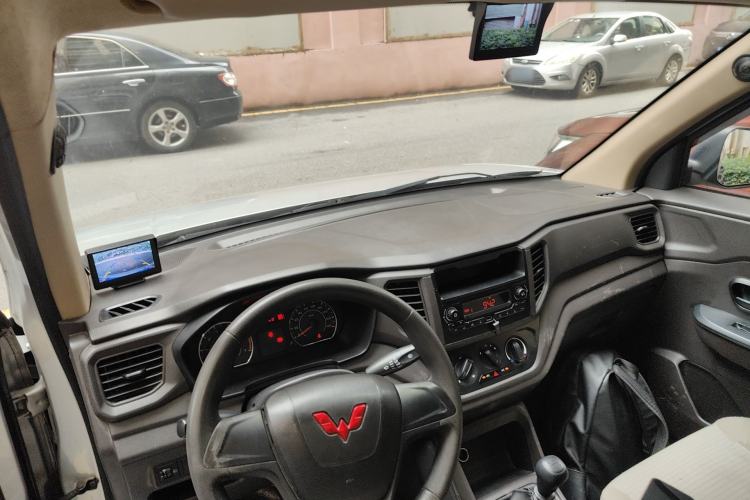 Used Wuling Hongguang V 2022 1.5L Jingqu Edition Enclosed-Window Vehicle with Hydraulic Power Steering LAR Center Console