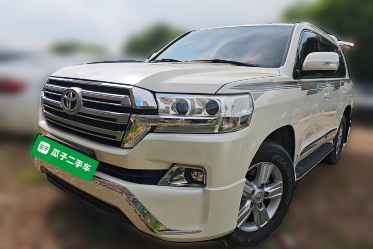 Used Toyota Land Cruiser 2015 model, 4.0 automatic, four‑wheel drive, five seats (parallel import)