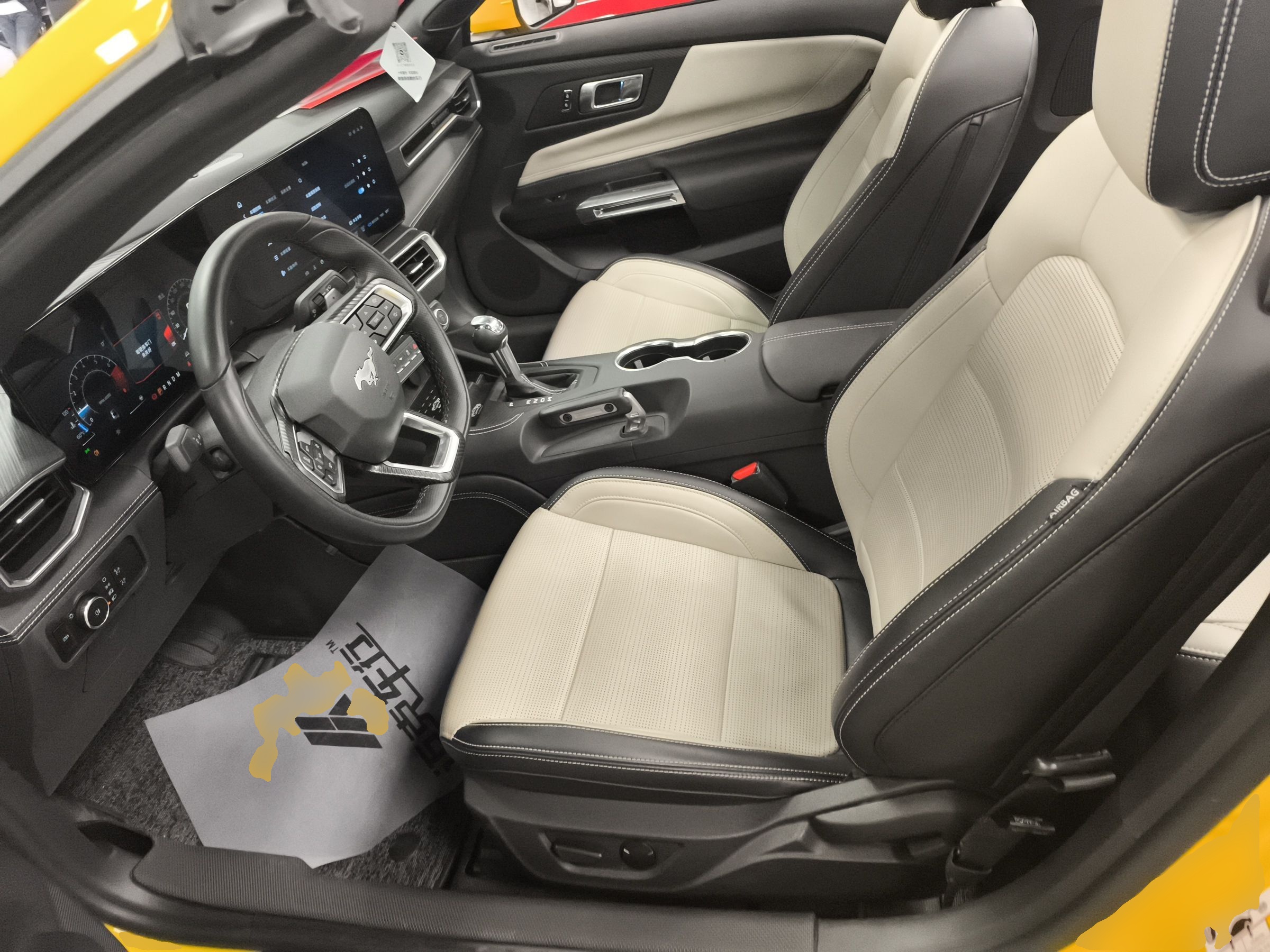 المقاعد الأمامية داخل السيارة