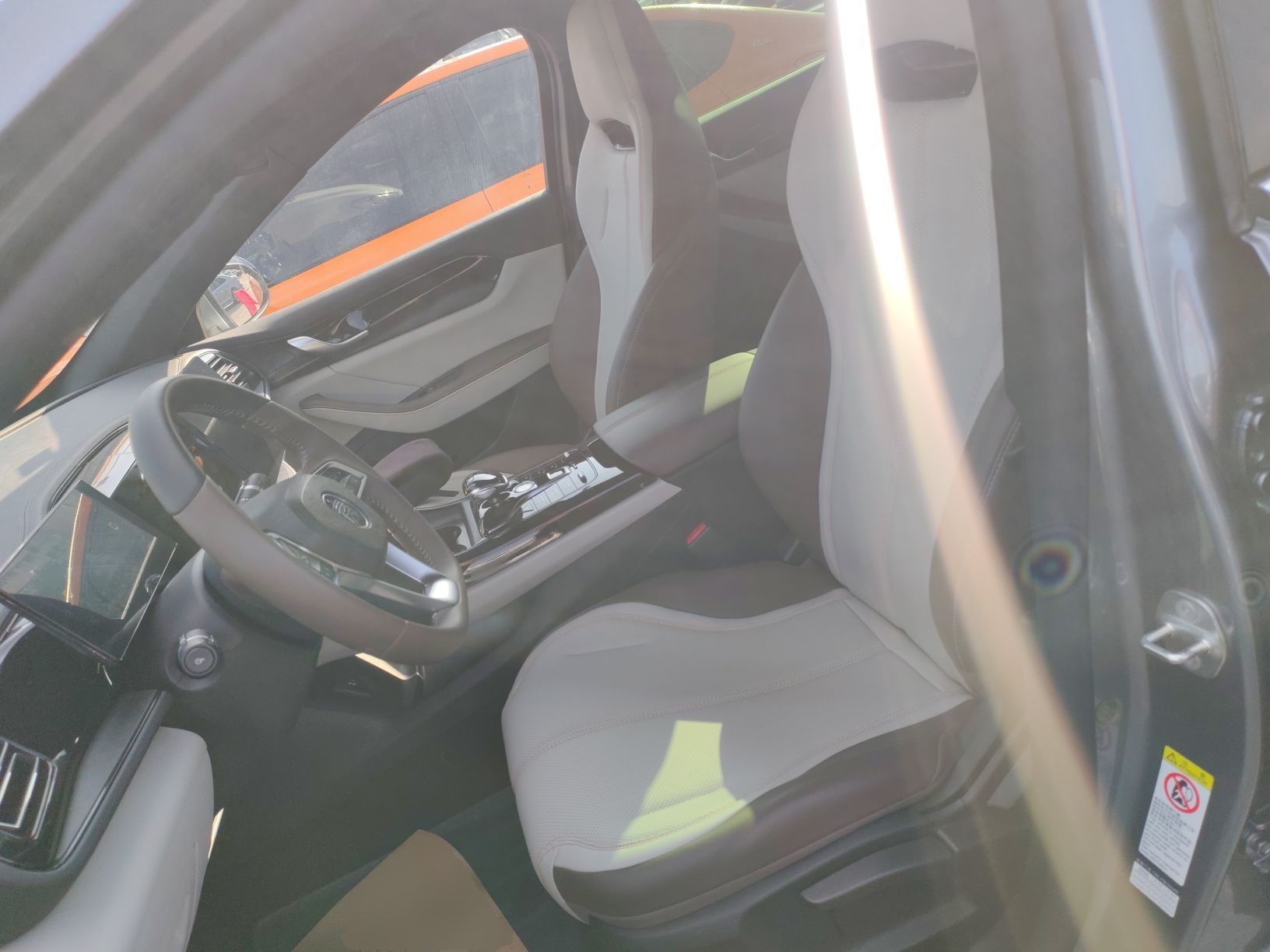 المقاعد الأمامية داخل السيارة