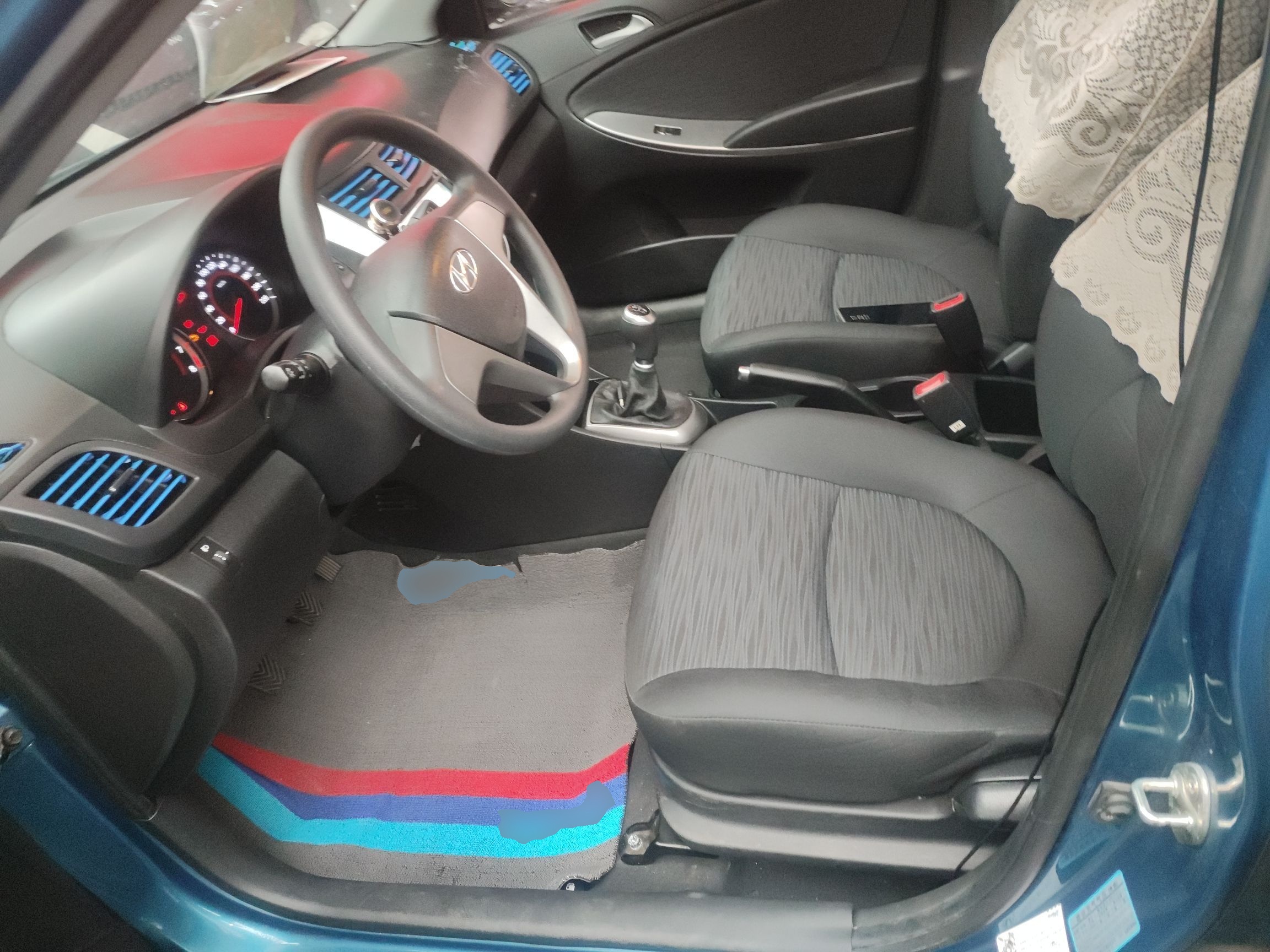 Переднее сиденье в автомобиле