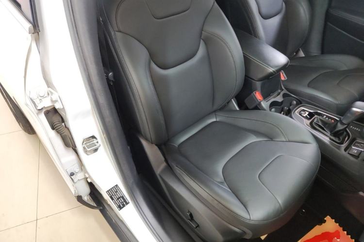 Used Jeep Cherokee 2019 2.0T Two-Wheel Drive Smart Enjoyment Version China V
