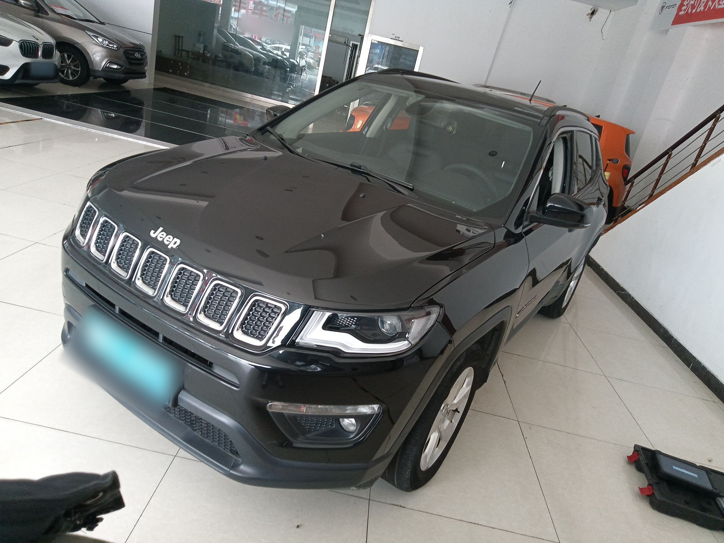 تحت مقدمة السيارة