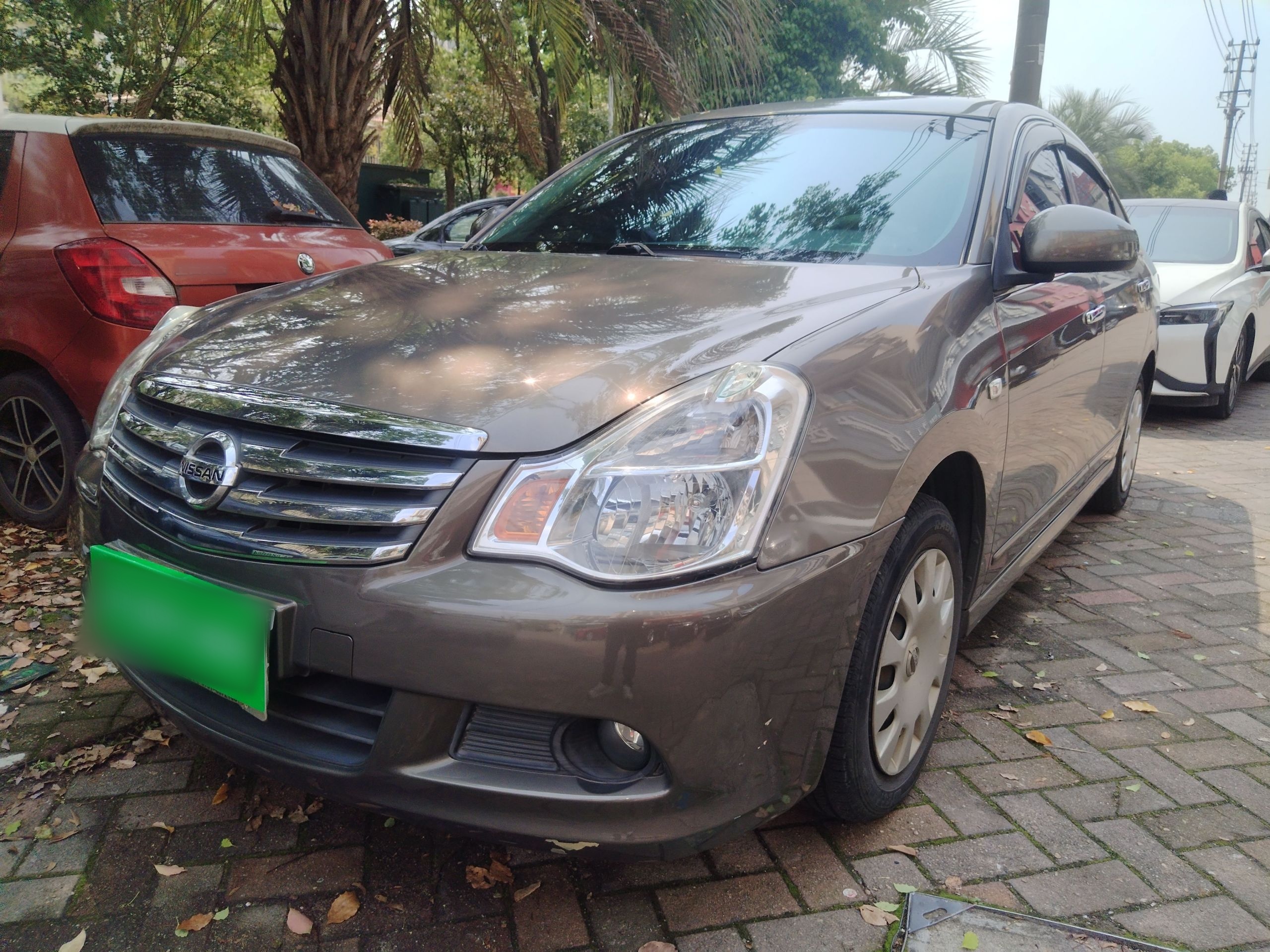 تحت مقدمة السيارة