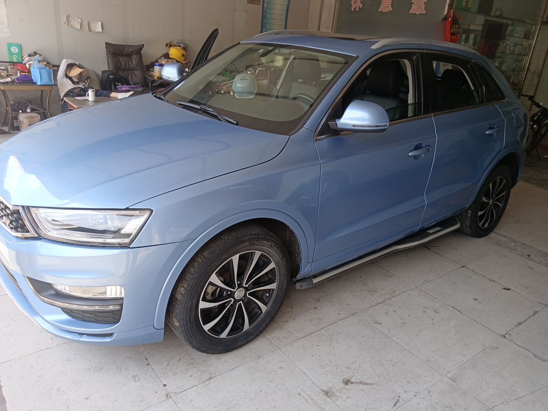 Под передней частью автомобиля