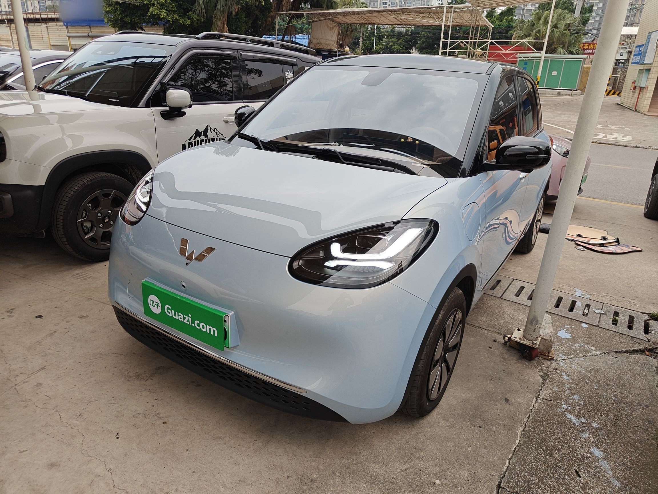 تحت مقدمة السيارة