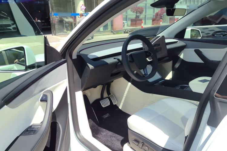 Used Tesla Model Y 2025 Rear-Wheel-Drive Version
