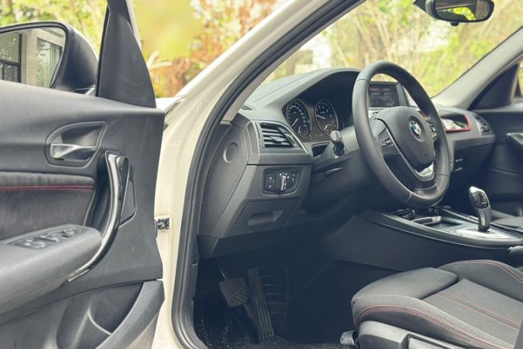 Used BMW 1 Series 2018 118i Sport Design Package Interior 7