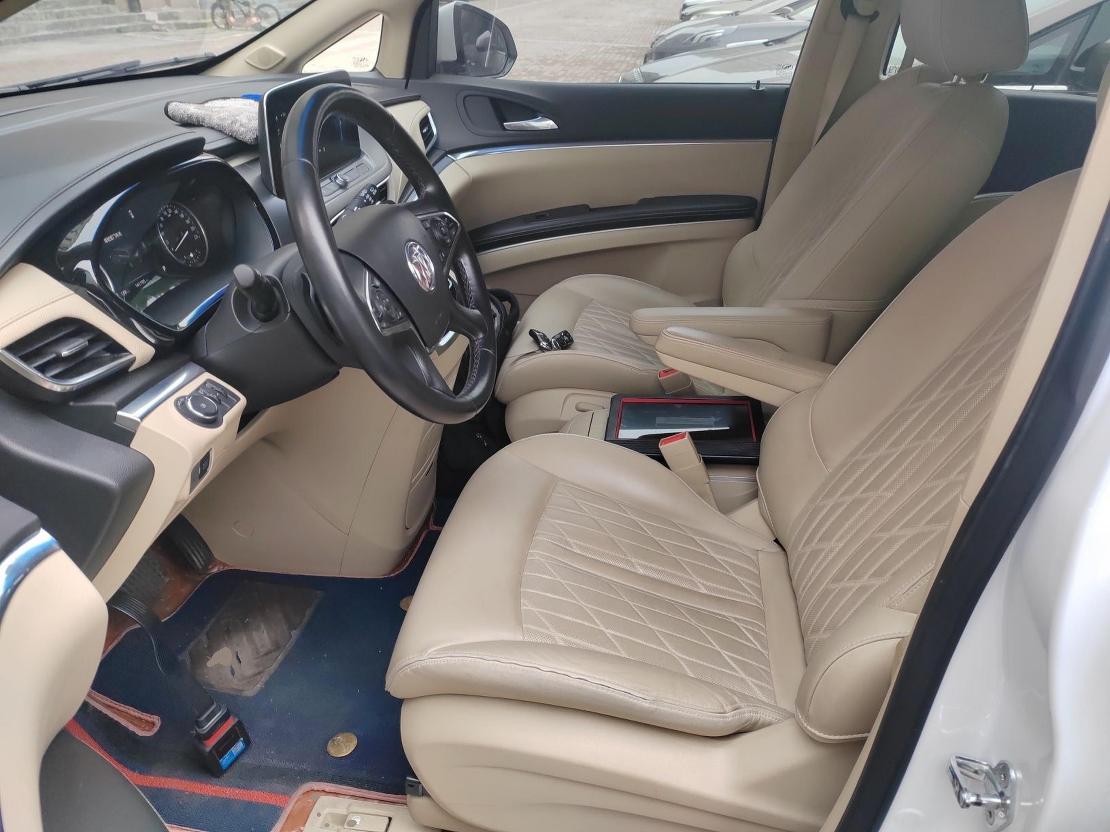 Переднее сиденье в автомобиле