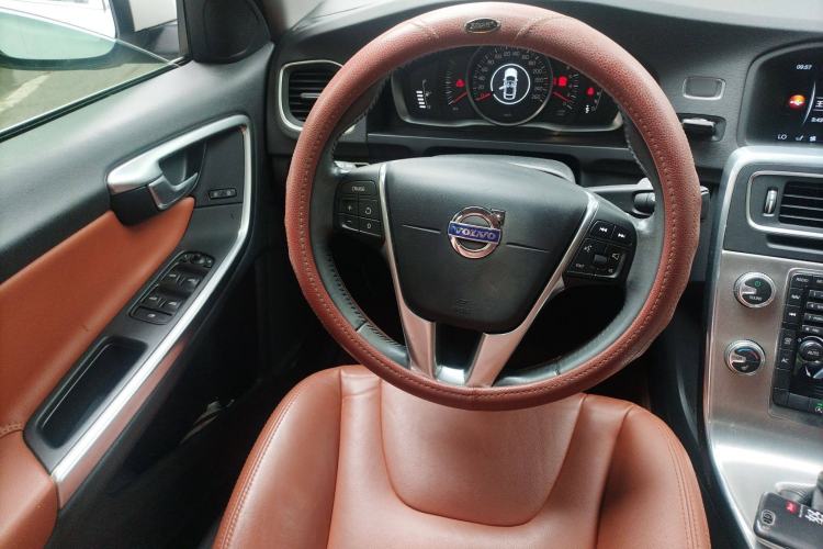 Used Volvo S60 2015 S60L 2.0T Zhiyuan Edition
