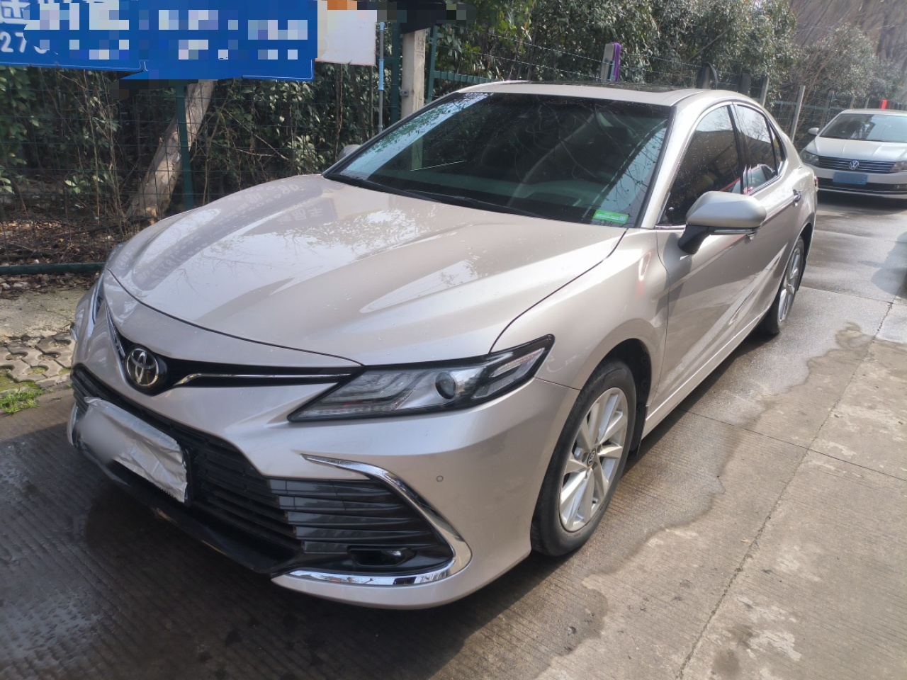 تحت مقدمة السيارة