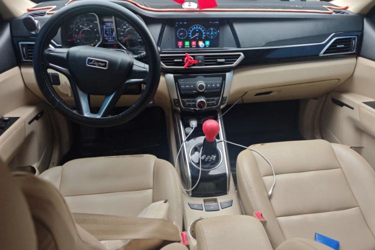 Used Zotye Domy X5 2017 Value Edition 1.6L Manual Comfort Model Center Console