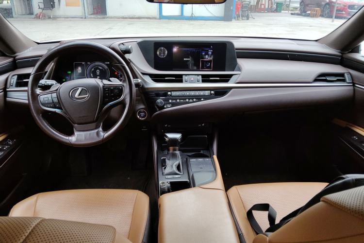 Used Lexus ES 2018 300h Premier Edition China VI Standard