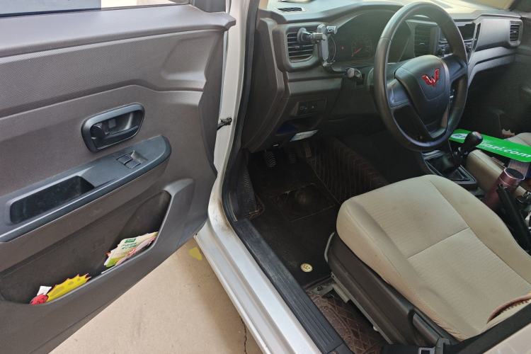 Used Wuling Hongguang V 2022 1.5L Jingqu Edition Enclosed-Window Vehicle with Hydraulic Power Steering LAR Driver Seat