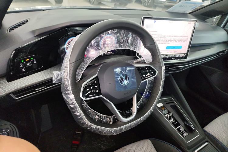 Used Volkswagen Golf 2025 Facelift 300TSI R-Line Steering Wheel