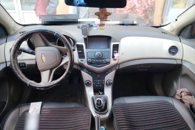 Used Chevrolet Cruze 2015 1.5L Classic SL MT Center Console