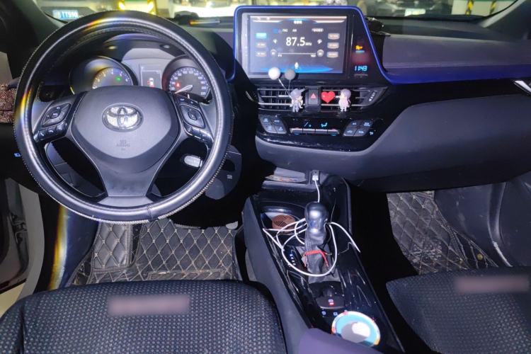 Used Toyota C-HR 2018 2.0L Luxury Sunroof Version China VI Standard Center Console