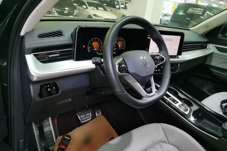 Used Volkswagen Tavendor 2024 Facelifted 380TSI All-Wheel Drive R-Line Cruise Premium Edition
